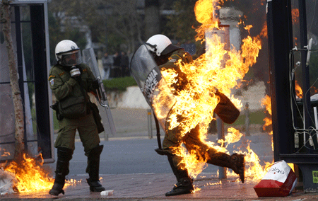 [Image: greece-riots2.gif]